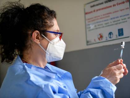 Sì ad AstraZeneca: "Efficace e sicuro. Non ci sono legami con le trombosi"