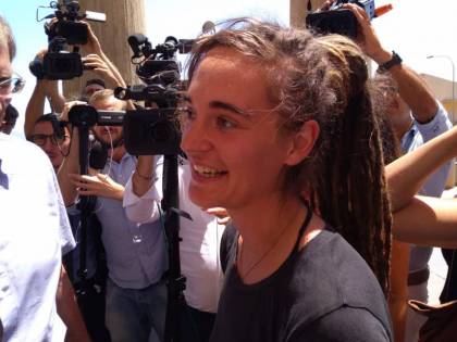 Sbarchi, appello per l'Ong indagata: tra i firmatari c'è anche la Rackete