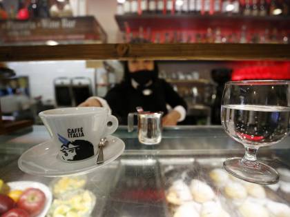 Serve il caffè in una tazzina di ceramica: 400 euro di multa. Ira di Giorgia Meloni
