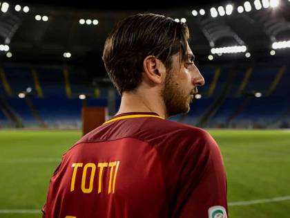 La serie su Totti, “Speravo de morì prima”: una ventata d’aria fresca salvifica