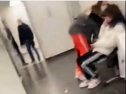 Assalto choc all'ospedale: aggrediscono i sanitari e si riprendono in diretta