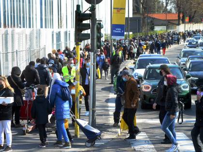 L'esercito dei nuovi poveri al Pane Quotidiano di Milano: la coda è lunghissima