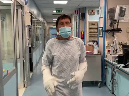 Morandi canta bendato in corsia. "Sono un ragazzo fortunato..."