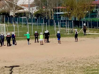 Carabinieri al campetto di calcio: "Non si può giocare". Polemiche sui social