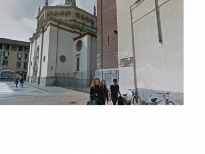 “Mettete la mascherina”, ma i giovani si ribellano alla polizia