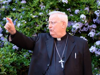 Oms accusa: "Grottesche differenze tra Paesi". E la Cei mette a disposizione pure le chiese