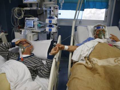 Prosegue la lenta discesa dei contagi. Ma gli ospedali sono ancora in crisi