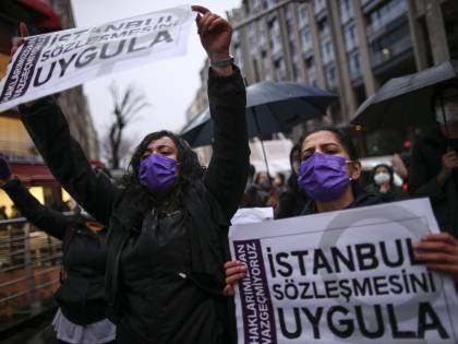 Le femministe ancora in piazza e sui balconi. Ma Erdogan: "Le leggi già tutelano le donne"