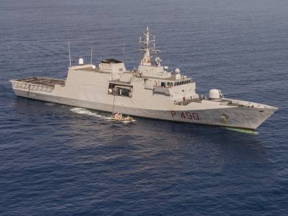 Armi e migranti vicini all'Italia. La mossa per arginare la Libia