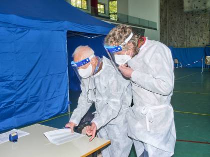 Sospensione dello stipendio e ferie forzate: stretta sui medici che rifiutano il vaccino