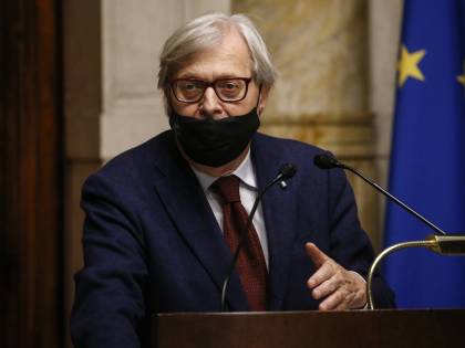 "Ho il cancro, chiedo di parlare senza mascherina". Sgarbi spiazza Montecitorio