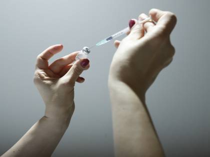 Chiudete, ma poi dateci i vaccini