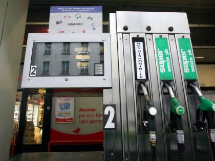 Nuova batosta sui nostri conti: sale ancora la benzina
