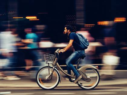 Post d'odio contro ciclista investito: a giudizio