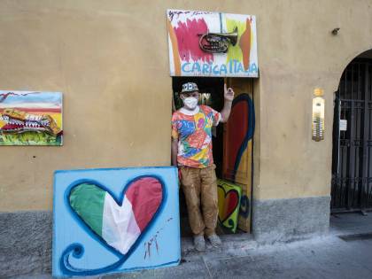 Il writer che regala cuori ai bambini in ospedale