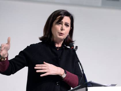 L'ultimo delirio della Boldrini: per difendersi raschia il fondo