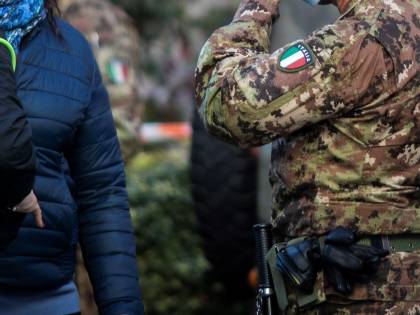 Prendeva soldi dalle borseggiatrici per lasciarle andare indisturbate. Ex parà condannato a risarcire la Difesa