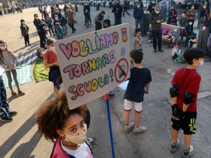 Il pasticcio dei tamponi ai bimbi che non sono ancora autorizzati