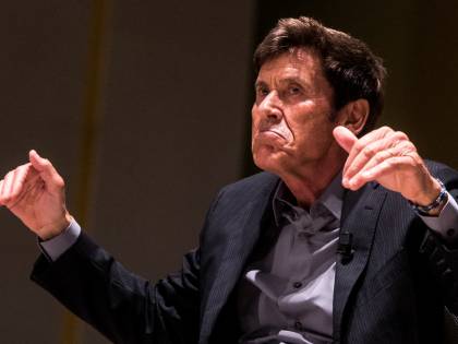 Renato Zero fa il vaccino. Gianni Morandi viene imboccato. Scoppia l'inutile polemica