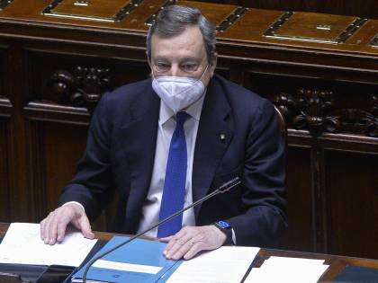 Draghi: "Ingannati da AstraZeneca". Il nuovo obiettivo: "Produrre in casa"