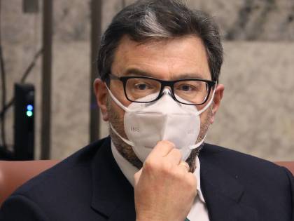 Passaporto vaccinale, i dubbi dell'Europa. Giorgetti: "Importante, ma serve uniformità"