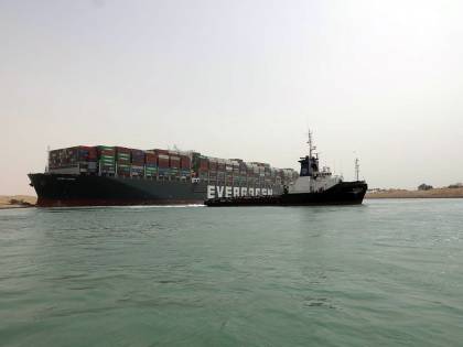 Il cargo a Suez costa 9,5 miliardi al giorno
