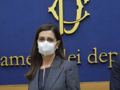 Se la Boldrini non può prenotarsi il parrucchiere