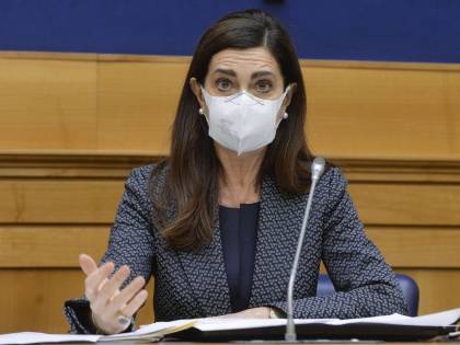 "Non usateci così", "È fango...". Ed è rissa tra la Boldrini e i collaboratori