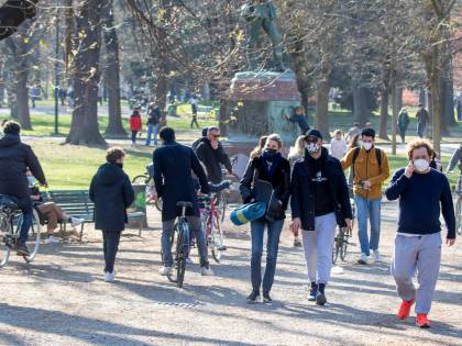 Covid, il virus perde colpi. "Ecco perché si sta indebolendo"