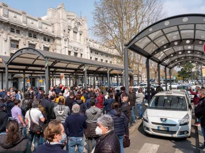 Assembramento da sciopero sui mezzi. Chiudete i sindacati.
