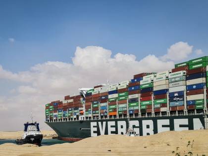 Il grande caos di Suez. Merci e petrolio bloccati. A rischio l'export italiano