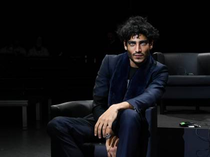 Operazione agli occhi? Akash Kumar si smaschera da solo e pubblica la foto di un'altra persona