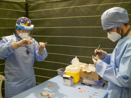 Trasferimenti e licenziamenti: le punizioni agli operatori sanitari "no vax"