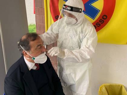 Sala adesso fa uno spot alla "brigata" antagonista. Loro: "Permesso ai clandestini"