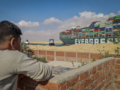 Suez, 14 rimorchiatori in azione In coda per il blocco 321 navi