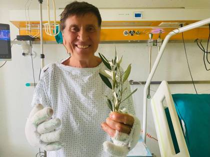 Gianni Morandi mostra la mano senza bende