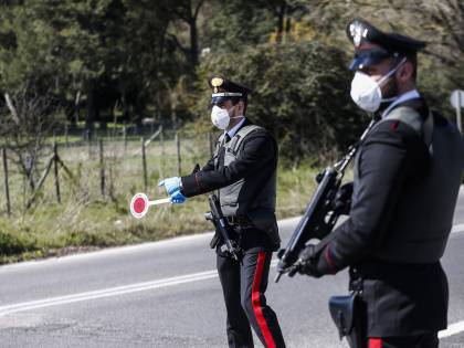"Tanto ti ammazzo", sequestra la fidanzata e la fa camminare nuda nel bosco
