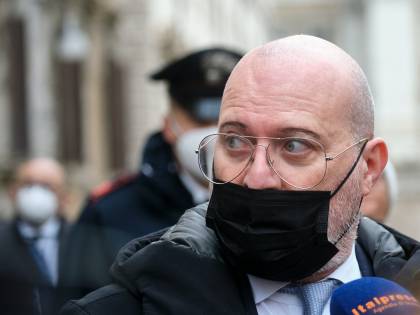 Bonaccini-De Luca guerra su Sputnik: "Nessuno compri senza l'ok di Ema"