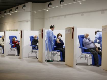Vaccini in Toscana, priorità agli avvocati e ai praticanti: regione fanalino di coda negli over 80