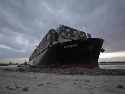 Suez, ci prova il rimorchiatore italiano. Il piano in caso di flop: scaricare il cargo