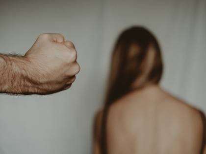 Sequestra la fidanzata e per punizione la obbliga a camminare nuda nel bosco