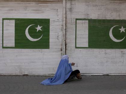 Pakistan, bimba di 4 anni violentata, ammazzata e gettata nella fognatura