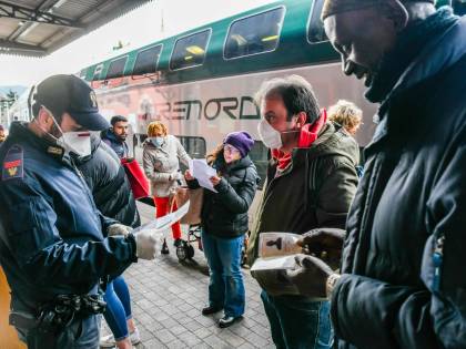 Si può andare all'estero ma non fuori la regione: la "follia" delle vacanze