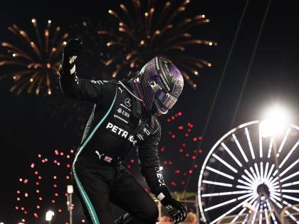 Il trionfo di Hamilton in Bahrain: giallo sul ''sorpasso incriminato''