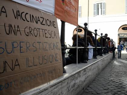 "La cura ai sanitari no-vax? Via lo stipendio e vedrete"