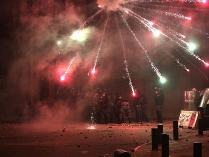 Cresce l'odio anti lockdown. E la polizia finisce nel mirino