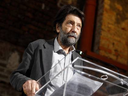 "È indecente, una barbarie", pure Cacciari asfalta Grillo