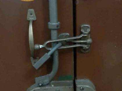Sequestra e picchia fidanzata mettendo i lucchetti alla porta di casa: arrestato un egiziano