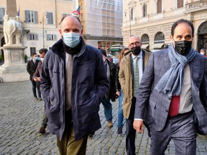 Rissa politica sulle spalle della scuola