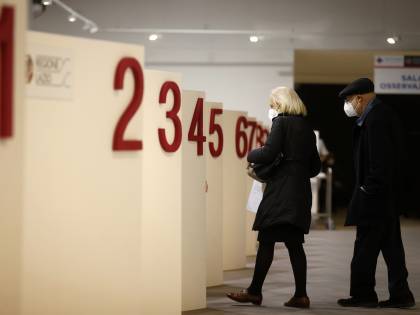 Tra sms, call center e chiamate dirette: Regioni alla rinfusa nella corsa al siero